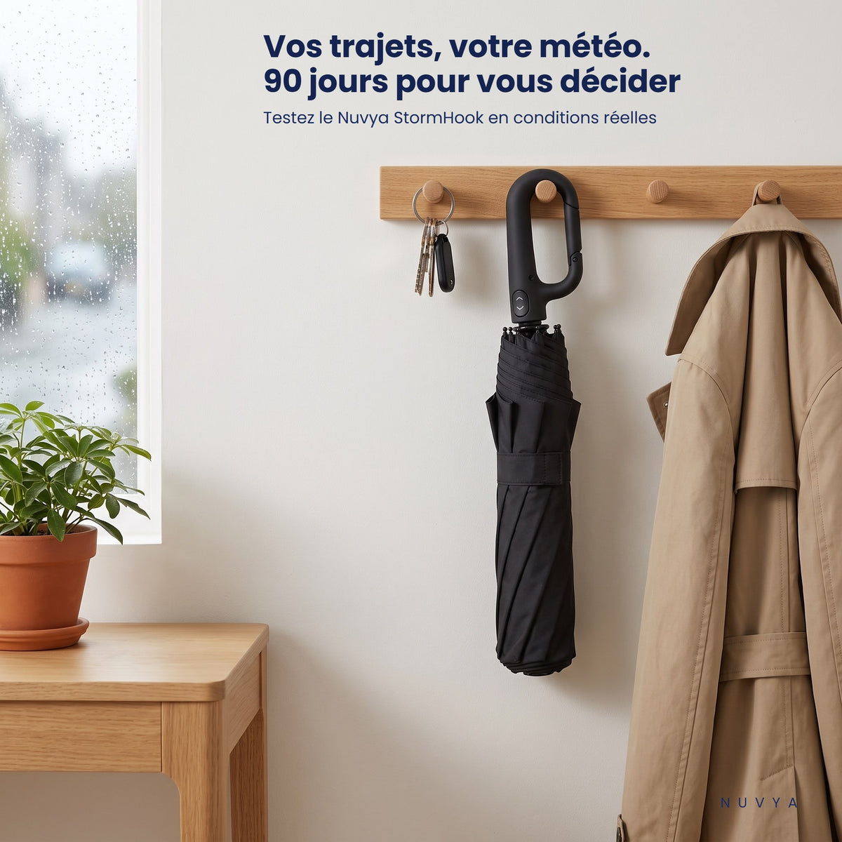 Nuvya StormHook accroché par son mousqueton à une patère en bois dans une entrée : 90 jours pour vous décider