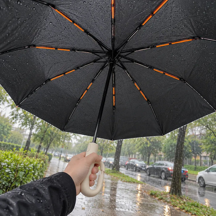 Photo d'un client : parapluie Nuvya StormHook ouvert sous la pluie, poignée blanc cassé