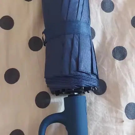 Photo d'un client : parapluie Nuvya StormHook bleu marine plié